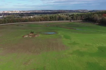 Přehrada Baška je už rok bez vody, oprava hráze má zpoždění. Podnikatelům klesají tržby