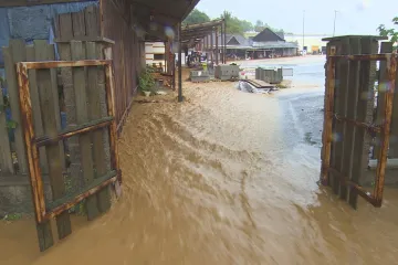 Po poledni přišly bouřky. Voda zaplavila silnice na severu Čech, na Plzeňsku padaly dvoucentimetrové kroupy