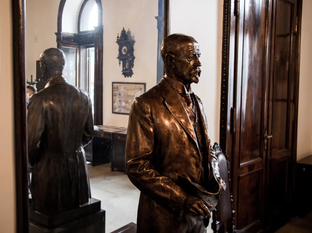 Tisíce Pražanů kolem něj každý den bez povšimnutí projdou a jen málokdo ví, že u jednoho z nástupišt Masarykova nádraží je salonek, který využíval ke svým cestám první československý prezident Tomáš Garrigue Masaryk