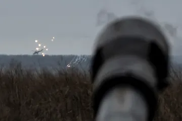 Rusové posílají do útoku vojáky bez vesty, fronta se neustále hýbe, popisuje novinář situaci v Donbasu