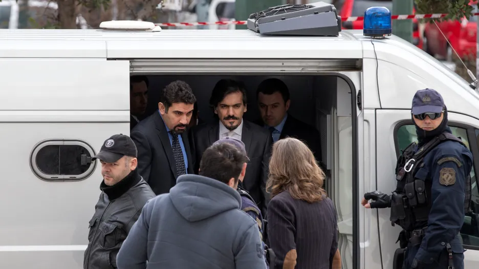 Policie přivádí uprchlé turecké vojáky k řeckému nejvyššímu soudu
