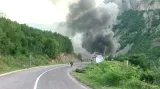 Hořící celnice na kosovsko-srbské hranici
