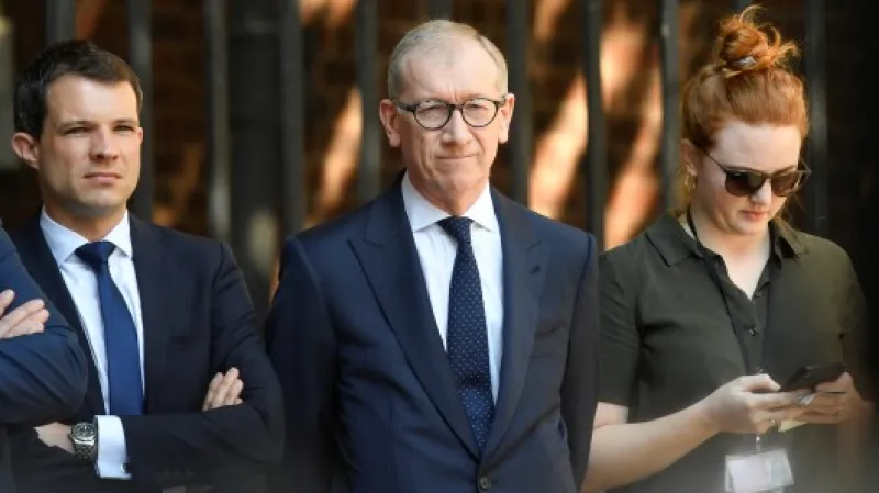 Emotivní projev Mayové sledoval i její manžel Philip Zdroj: REUTERS/Toby Melville