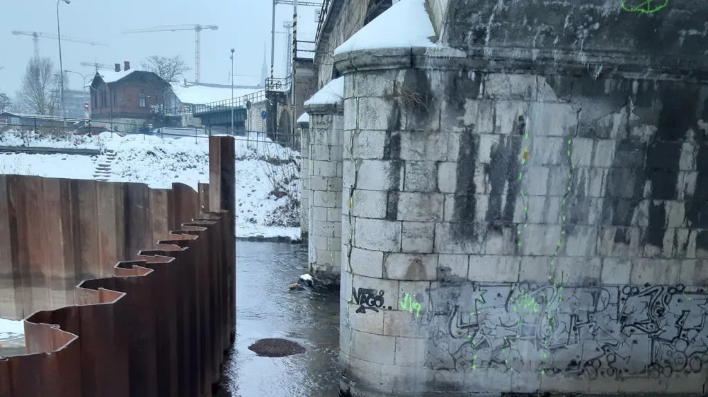 Poškozený pilíř železničního mostu v Brně
