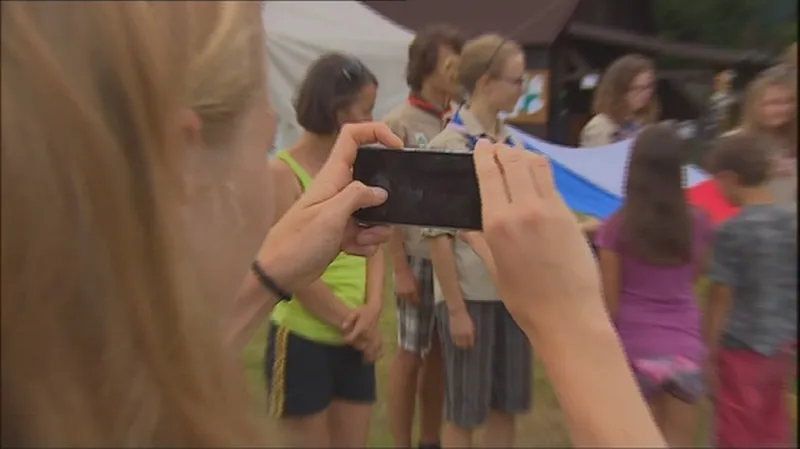 Na táboře bere mobil do ruky polovina dětí