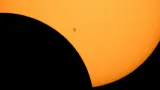 Silueta Mezinárodní vesmírné stanice na pozadí zatmění slunce. Fotografováno ze Země od jezera Ross ve státě Washington v srpnu 2017.