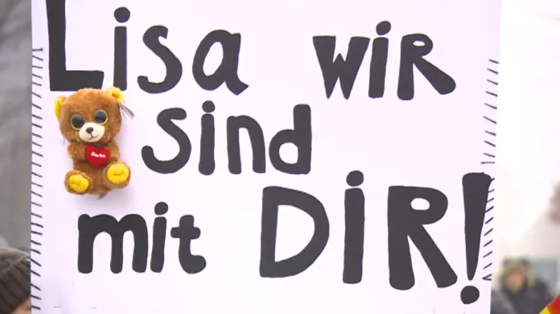 Demonstrace na podporu údajně znásilněné dívky