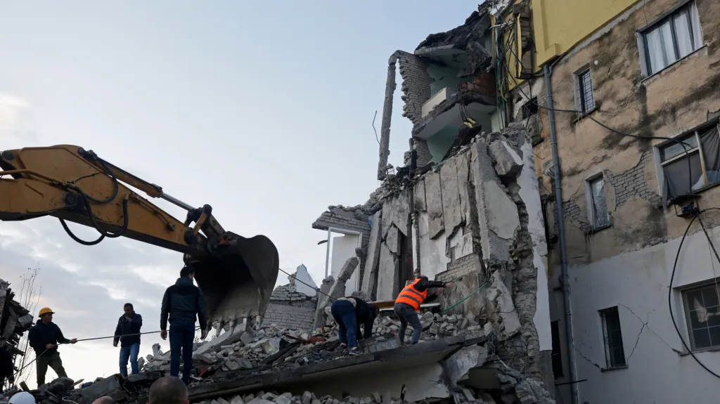 S prohledáváním trosek pomáhají vojáci