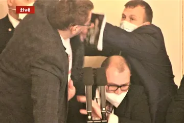 Volný se ve sněmovně popral s kolegy, rezignovat odmítá