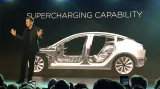 Elon Musk v designovém studiu Tesla Motors v kalifornském Hawthorne slibuje kvalitní vůz s přitažlivou cenou. Supercharger a kostra nebude z hliníku jako u Modelu S, ale ze železa.