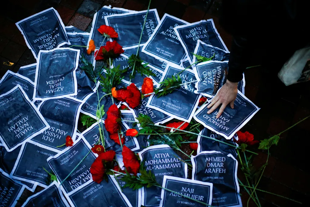 Demonstrant pokládá leták na improvizovaný památník na newyorském Manhattanu se jmény zabitých Palestinců během demonstrací na hranicích Gazy a Izraele proti přesunutí americké ambasády z Tel Avivu do Jeruzaléma