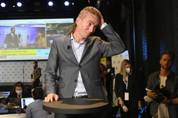 OBRAZEM: Radost SPOLU, zklamání v Lidovém domě. Jak štáby přihlížely volbám?