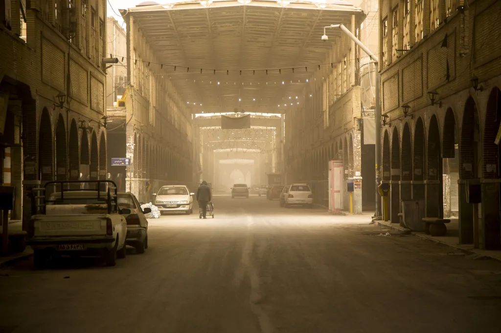 Nominace v sekci Životní prostředí: Mohammad Madadi se sérií snímků nazvanou Město v oblaku prachu