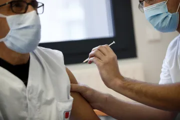 Proti covidu není očkovaná většina lékařů a téměř všechny sestry, vyplývá z dat