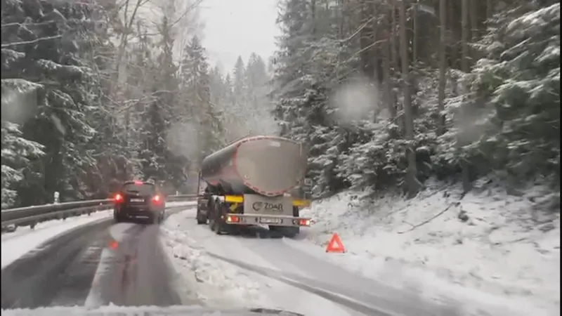 Sníh komplikoval dopravu na Karlovarsku, k nehodám došlo i v Plzeňském kraji