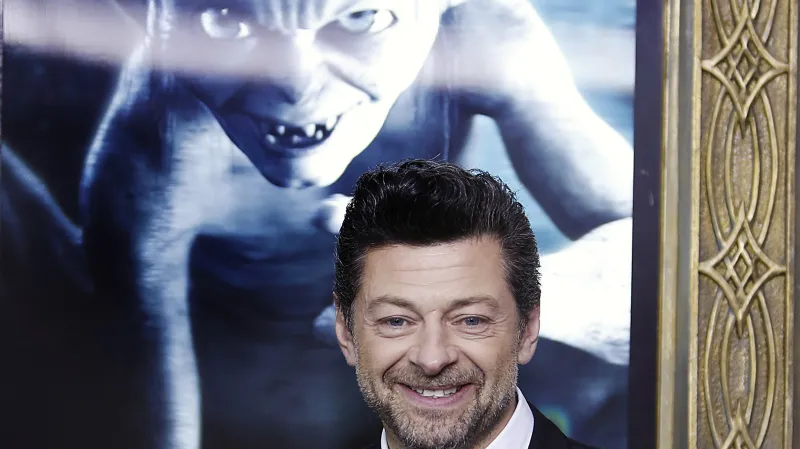 Andy Serkis s podobiznou Gluma, kterého ztvárnil v Pánovi Prstenů a Hobitovi