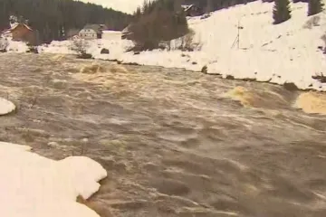 Silný vítr zasáhl Česko, na Šumavě platí do neděle povodňová bdělost