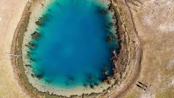 Vysychání Beysehiru: fotografie ukazují zbytky vody na místech, kde už jezero ustoupilo