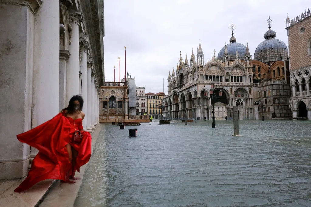 Benátky jsou opět pod vodou. Důvodem je pozdní reakce protipovodňového systému Mojžíš, který byl budován sedmnáct let