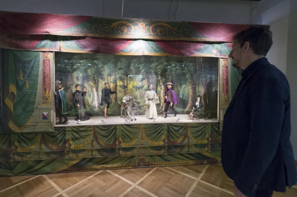 Na instalaci výstavy v Soulu budou on-line spolupracovat pracovníci chrudimského muzea. „Představa je taková, že budeme sedět před monitorem a webkamerou a budeme instruovat naše korejské protějšky, jak si instalaci představujeme,“ řekl vedoucí sbírkového oddělení muzea Richard Matula. Exponáty budou k vidění v uzamykatelných prachotěsných vitrínách