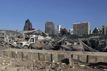 Libanon má krizí provést diplomat Adíb. S nabídkou pomoci míří do země Macron