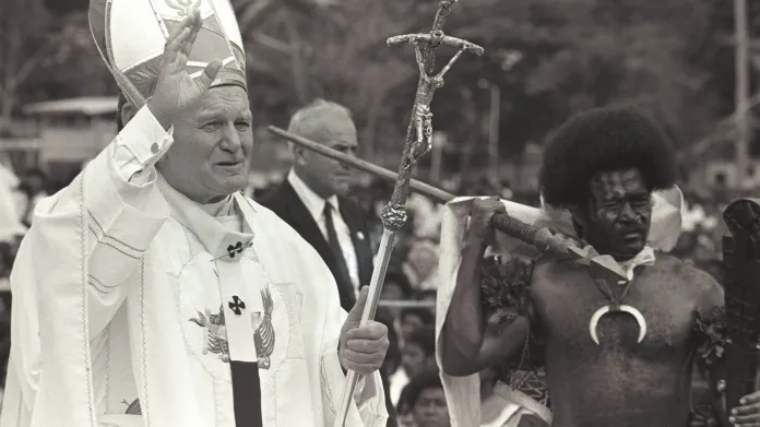 Papež během svého úřadování procestoval desítky zemí. Mezi nimi nechyběly ani ty exotické. Na fotografii je v roce 1986 ve společnosti válečníka na Fidži. V této ostrovní zemi je 52 % obyvatel křesťanského vyznání