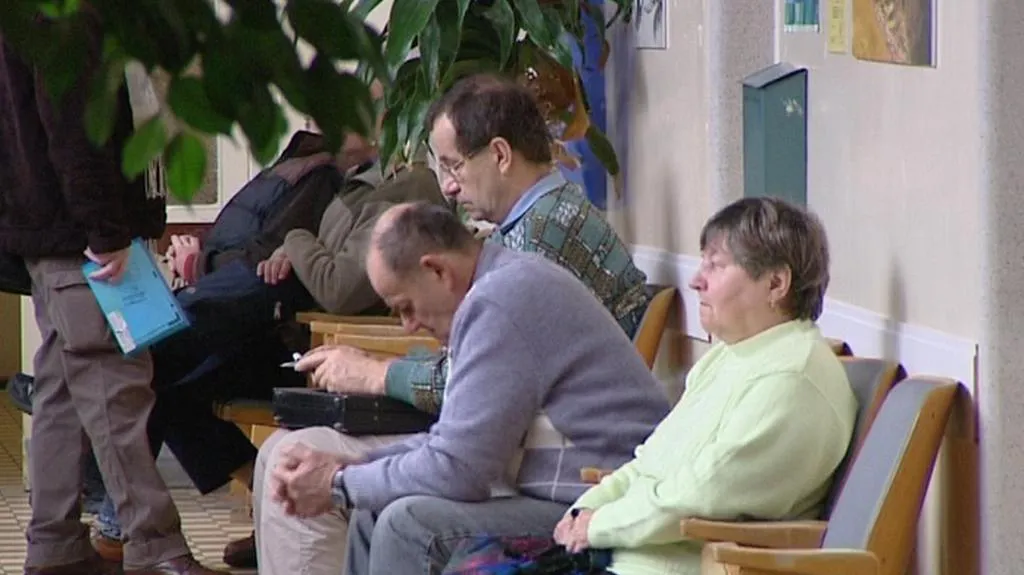 Přeplněná čekárna plzeňské polikliniky