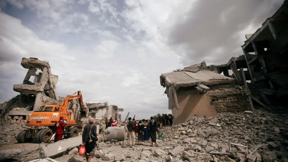 Jemenská budova zničená při náletech koalice vedené Saúdskou Arábií