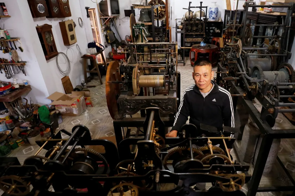 Vietnamec Pham Van Thuoc sestavil ve své zemi největší sbírku hodinových strojů z evropských kostelních věží