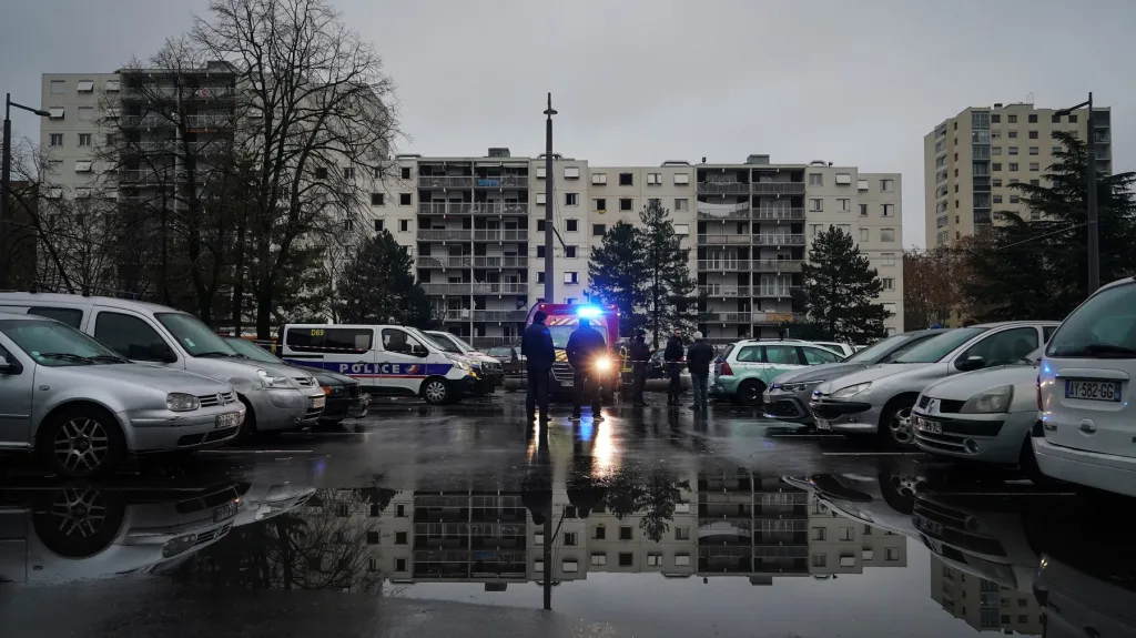 Zásah u požáru domu ve francouzském městě Vaulx-en-Velin