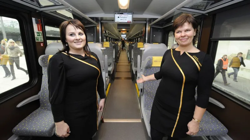 Stevardky vítají cestující ve vlaku firmy Leo Express