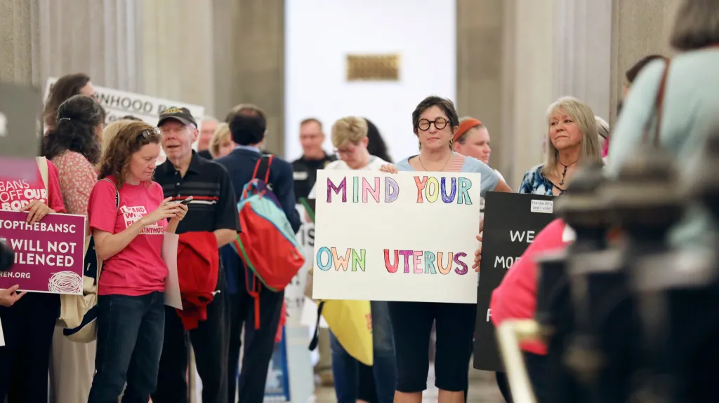 Protest proti zpřísnění omezení potratů v sídle parlamentu a guvernéra Jižní Karolíny