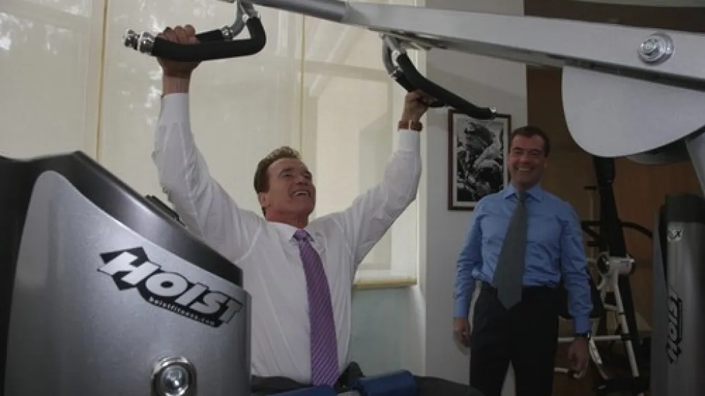 Schwarzenegger ukazuje Medveděvovi jak posilovat