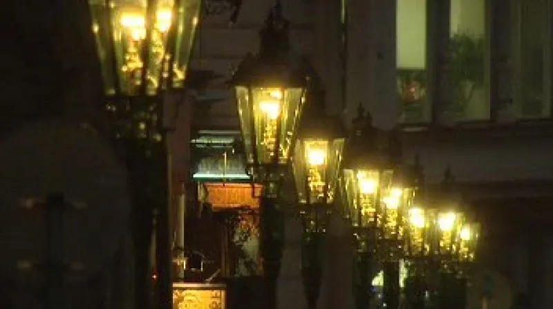 Pražskou Nerudovu ulici znovu osvětlují historické plynové lampy.