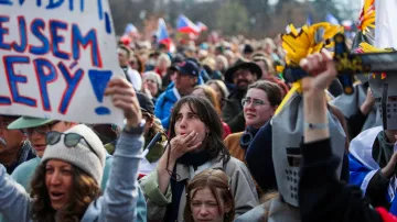Účastníci demonstrace na Letné