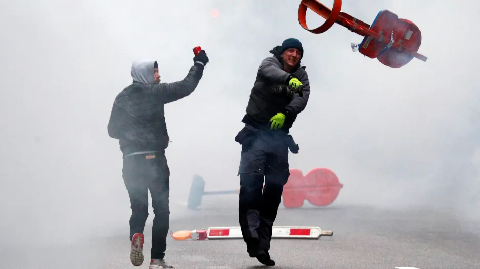 Výtržnosti krajně pravicových skupin v Bruselu