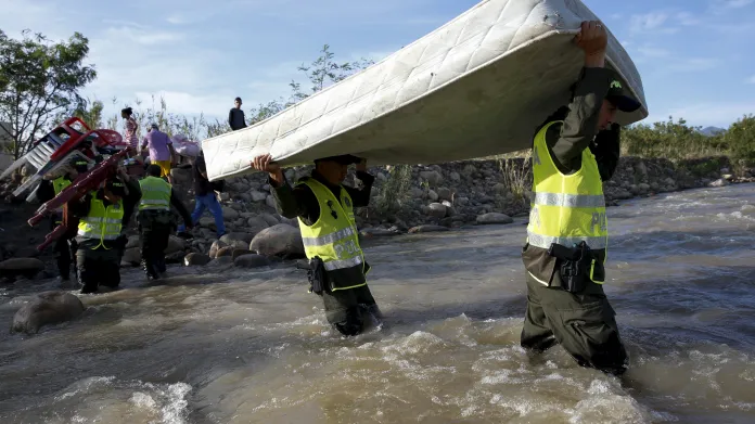 Policisté pomáhají s přenesením majetku deportovaných Kolumbijců
