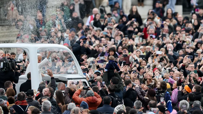 Papež Lev XIV. zdraví věřící před tradičním vánočním projevem Urbi et orbi