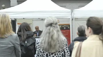 Dvacátý ročník veřejného čtení jmen obětí holocastu, na snímku pietní akce v Praze
