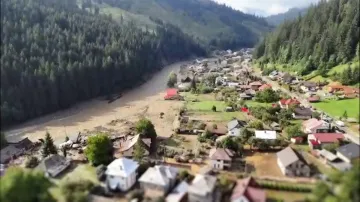 Rozvodněné řeky na severu Rumunska odnesly auta i obydlí
