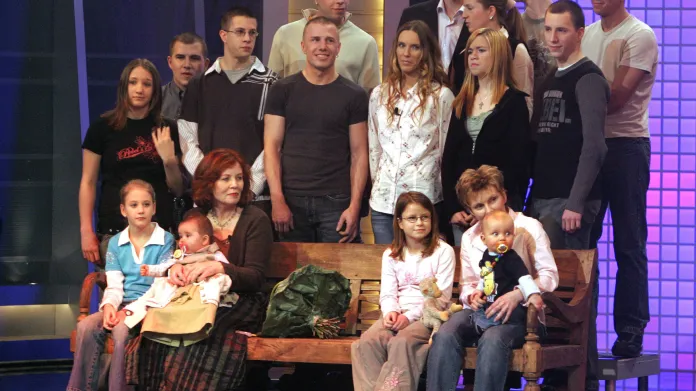 Annegret Raunigková se svými 13 dětmi a vnoučaty v televizní show v roce 2005