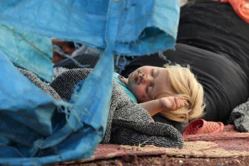 Asad bombarduje poslední povstaleckou baštu Idlib. Útoky cílí i na nemocnice, hoří pole a vesnice