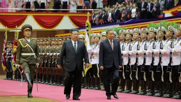 Severokorejský vůdce Kim Čong-un a generální tajemník Komunistické strany Vietnamu To Lam s čestnou stráží během uvítacího ceremoniálu