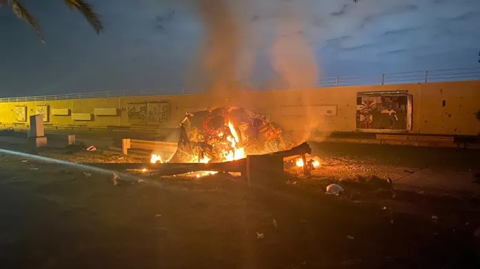 Hořící vůz na bagdádském letišti po americkém útoku