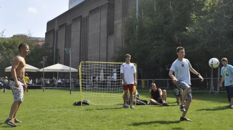 Česká výtvarnice Kateřina Šedá vytvořila společně s 80 obyvateli Bedřichovic tuto moravskou vesnici pomyslně u londýnské galerie Tate Modern. Účastníci projektu nazvaného Od nevidím do nevidím dělali od rána to samé, co doma, například hráli fotbal.