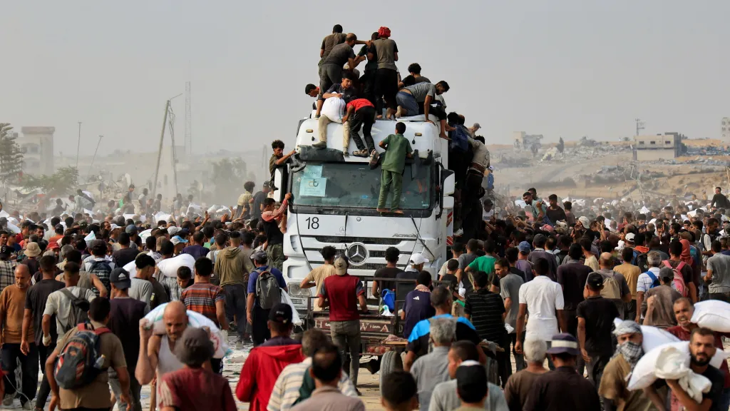 Palestinci v Chán Júnisu v jižním pásmu Gazy se snaží získat humanitární pomoc z přijíždějícího kamionu