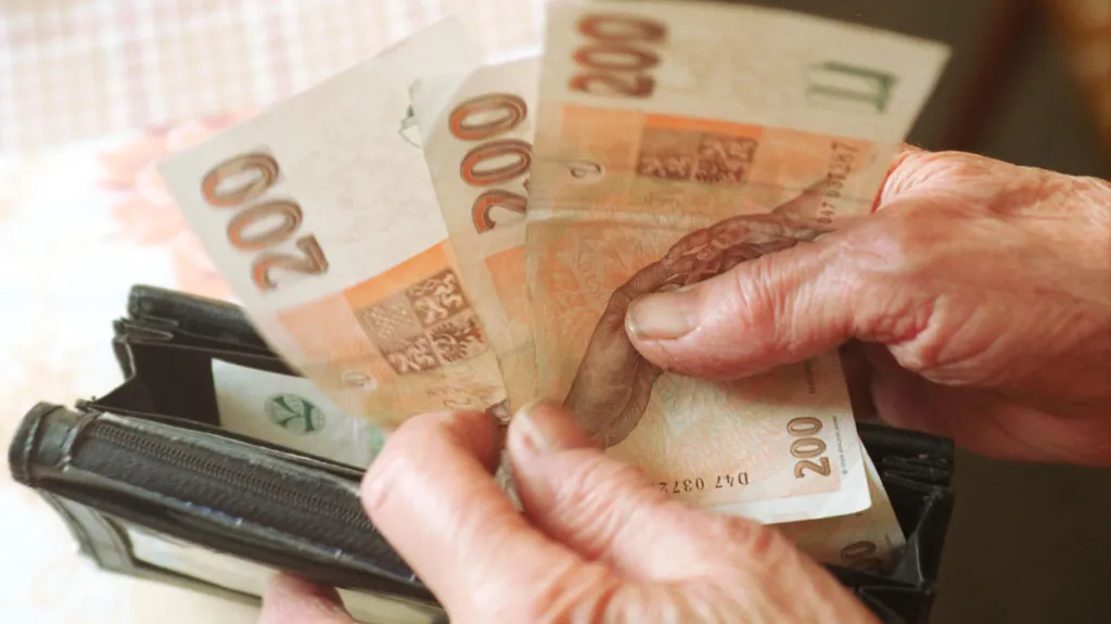 Ilustrační foto: Senior s penězi