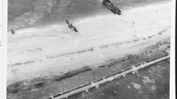 Letecký pohled na cvičné vylodění na Slapton Sands v Anglii v rámci příprav na invazi do Normandie