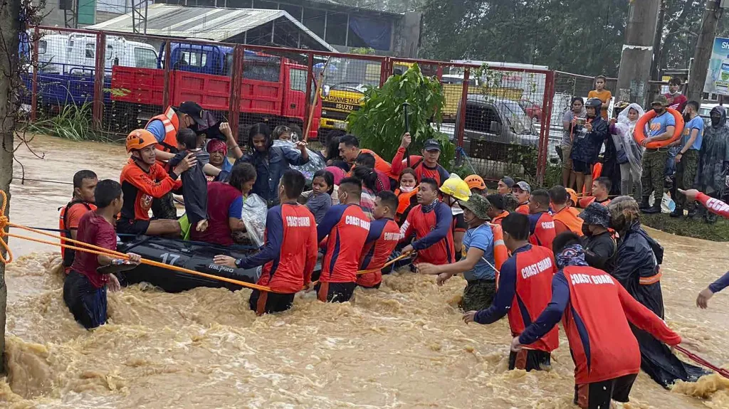 Evakuace lidí kvůli tajfunu Rai