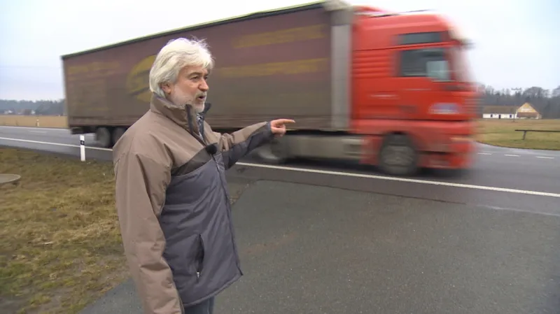 Luděk Cabalka ukazuje, kudy zatím traktory můžou ze silnice sjiždět